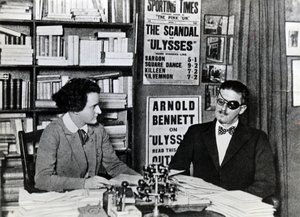 Sylvia Beach og James Joyce, ca. 1922 av French Photographer